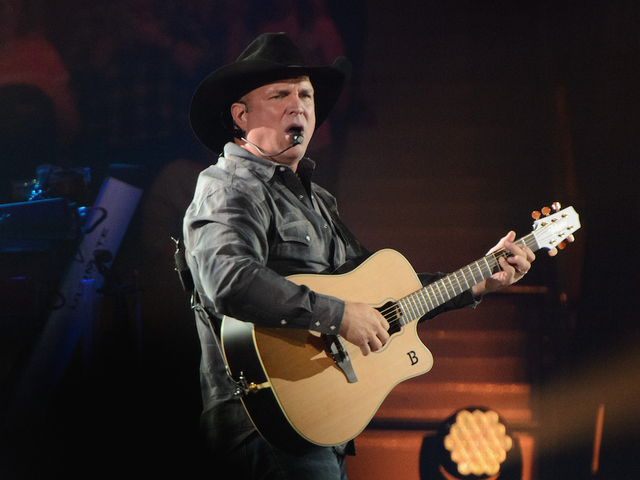 Garth Brooks postpones sale of tickets for Buffalo concert - Vimarsana News